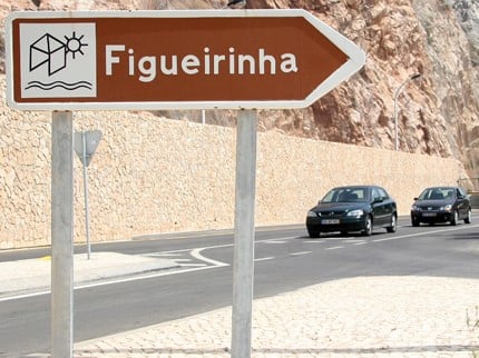 Carteles señalando- Acceso a Praia da Figueirinha