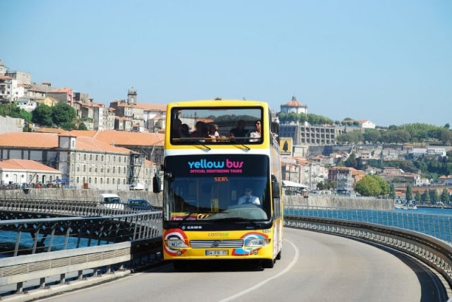 Paseo de Yellow Bus en Oporto