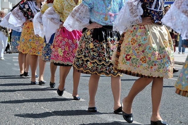 Mujeres nazarenas con las siete faldas